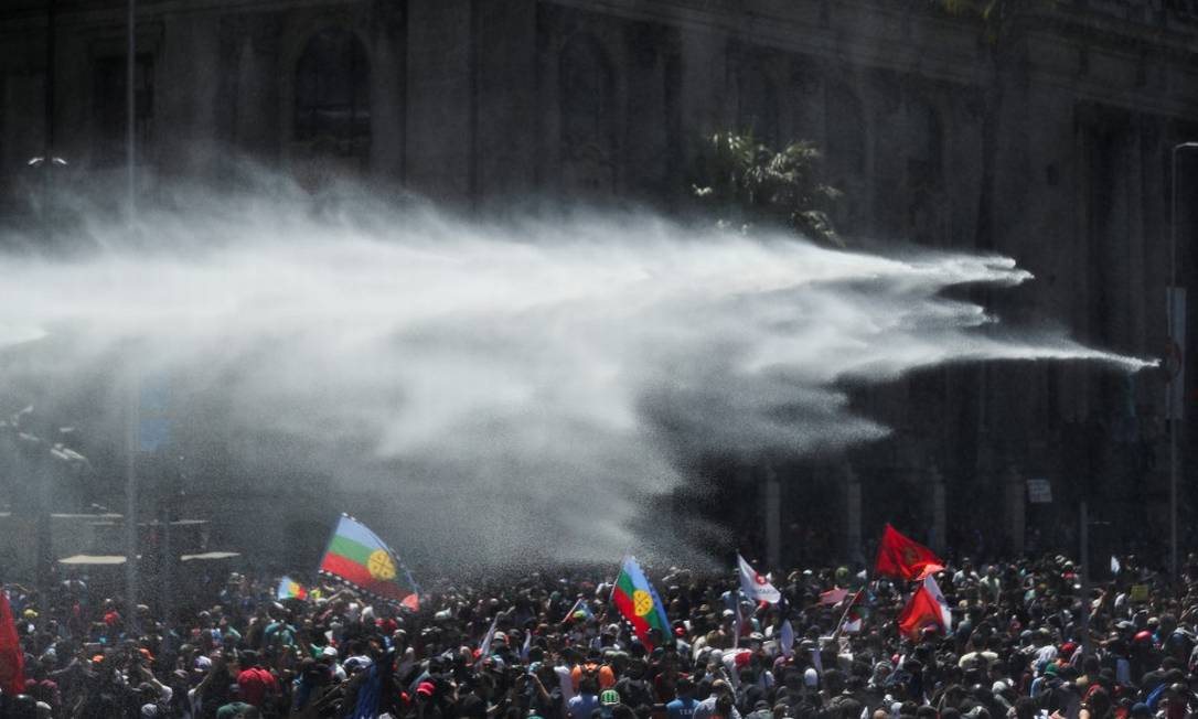 Polícia tenta dispersar manifestantes com canhões d'água em Santiago Foto: IVAN ALVARADO / REUTERS