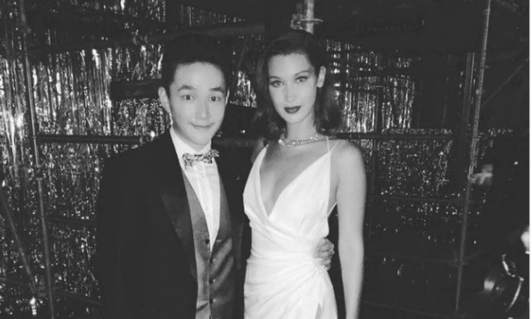 Bilionário da noite para o dia: Eric Tse posa ao lado da modelo Bella Hadid Foto: Reprodução/Instagram