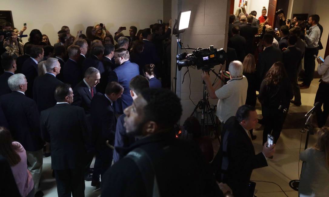 Grupo de 20 republicanos invadiu sala onde testemunha no inquérito sobre o impeachment de Donald Trump falaria, a portas fechadas. Deputado democrata diz que os governistas 'enlouqueceram' Foto: ALEX WONG / AFP