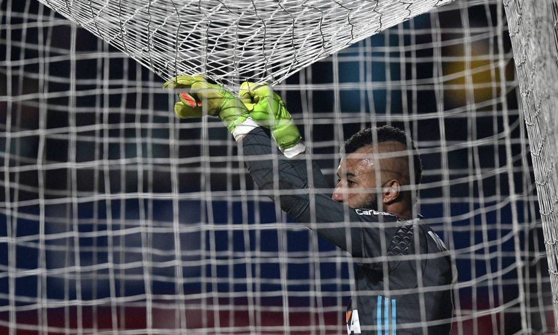 O goleiro da equipe rubro-negra, Alex Muralha, após derrota de 2 a 1 para o San Lorenzo Foto: JUAN MABROMATA / AFP