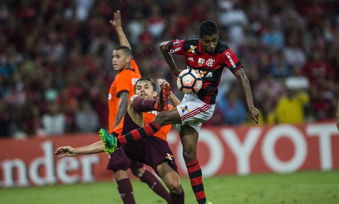 O atacante rubro-negro Gabriel na partida entre Flamengo e Atlético Paranaense, pela Libertadores Foto: Guito Moreto / Agência O Globo - 12/04/2017