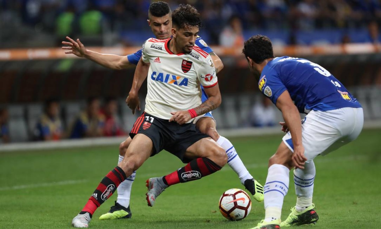 Lucas Paquetá encara marcação no jogo entre Flamengo e Cruzeiro, na Libertadores de 2018 Foto: Gilvan de Souza / Flamengo