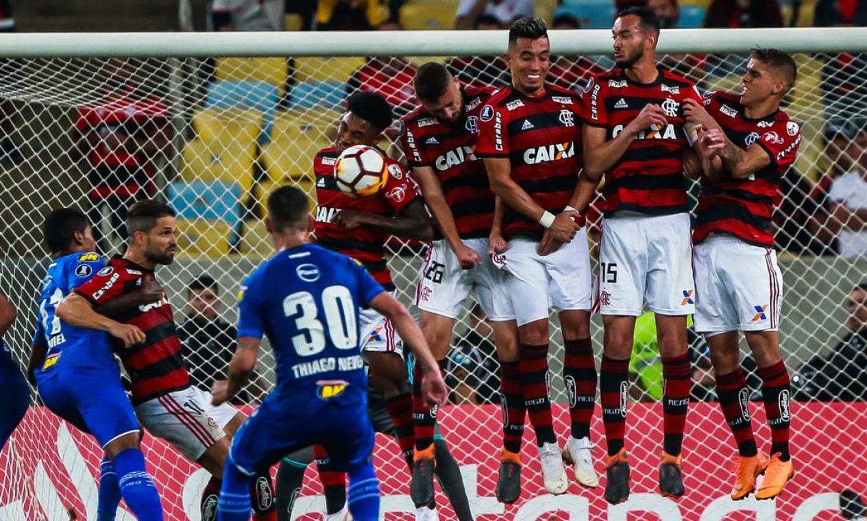 Flamengo e Cruzeiro, na partida pela oitavas de final, no Maracanã Foto: Marcelo Régua / Agência O Globo - 08/08/2018