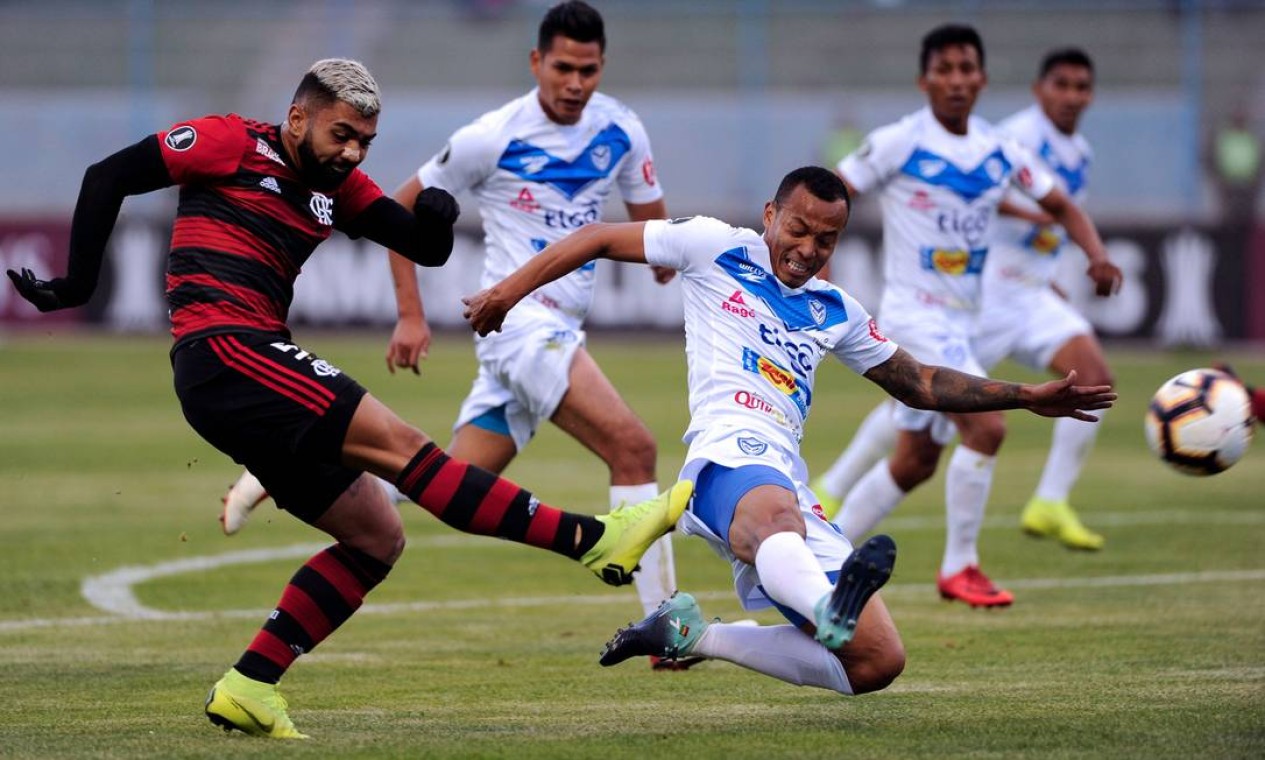 O atacante Gabigol chuta a gol contra o San José, da Bolívia, durante sua partida no estádio Jesus Bermudez, em Oruro Foto: JORGE BERNAL / AFP - 05/03/2019