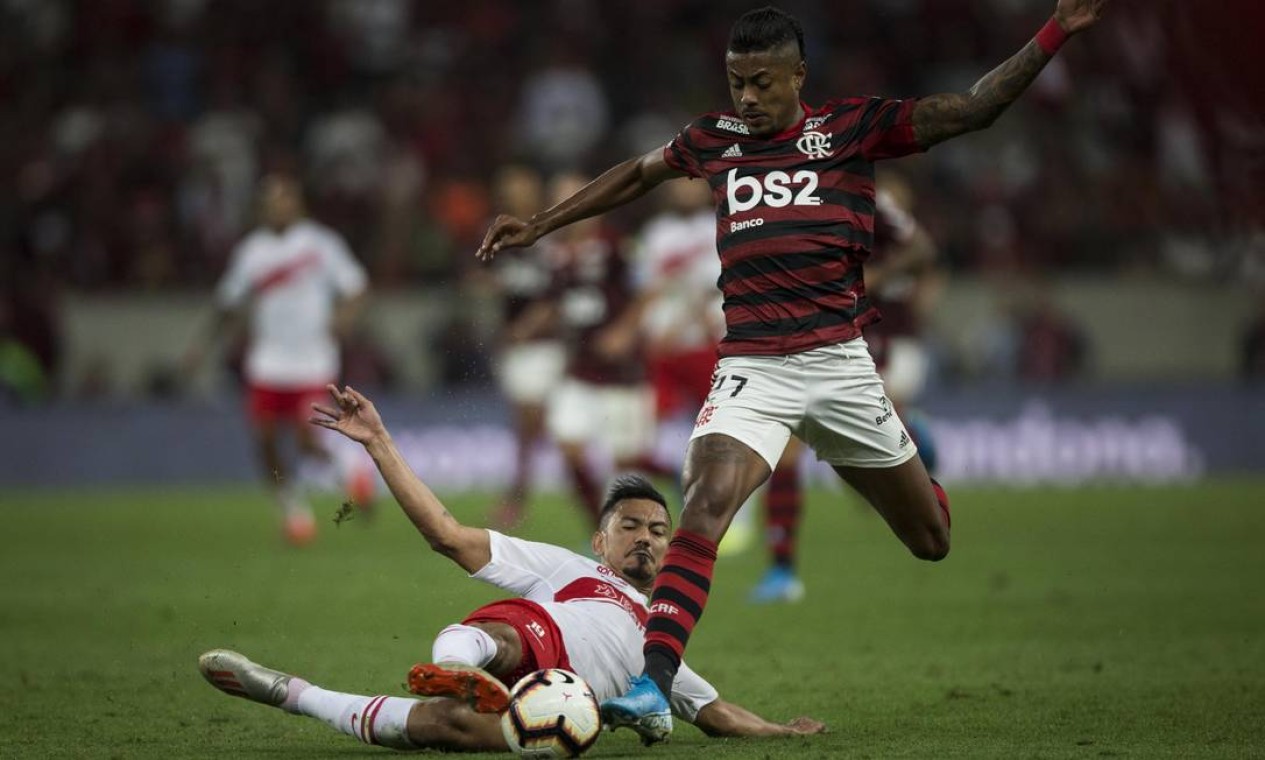 Flamengo e Internacional na disputa pelas quartas-de-final da competição Foto: Guito Moreto / Agência O Globo - 21/08/2019