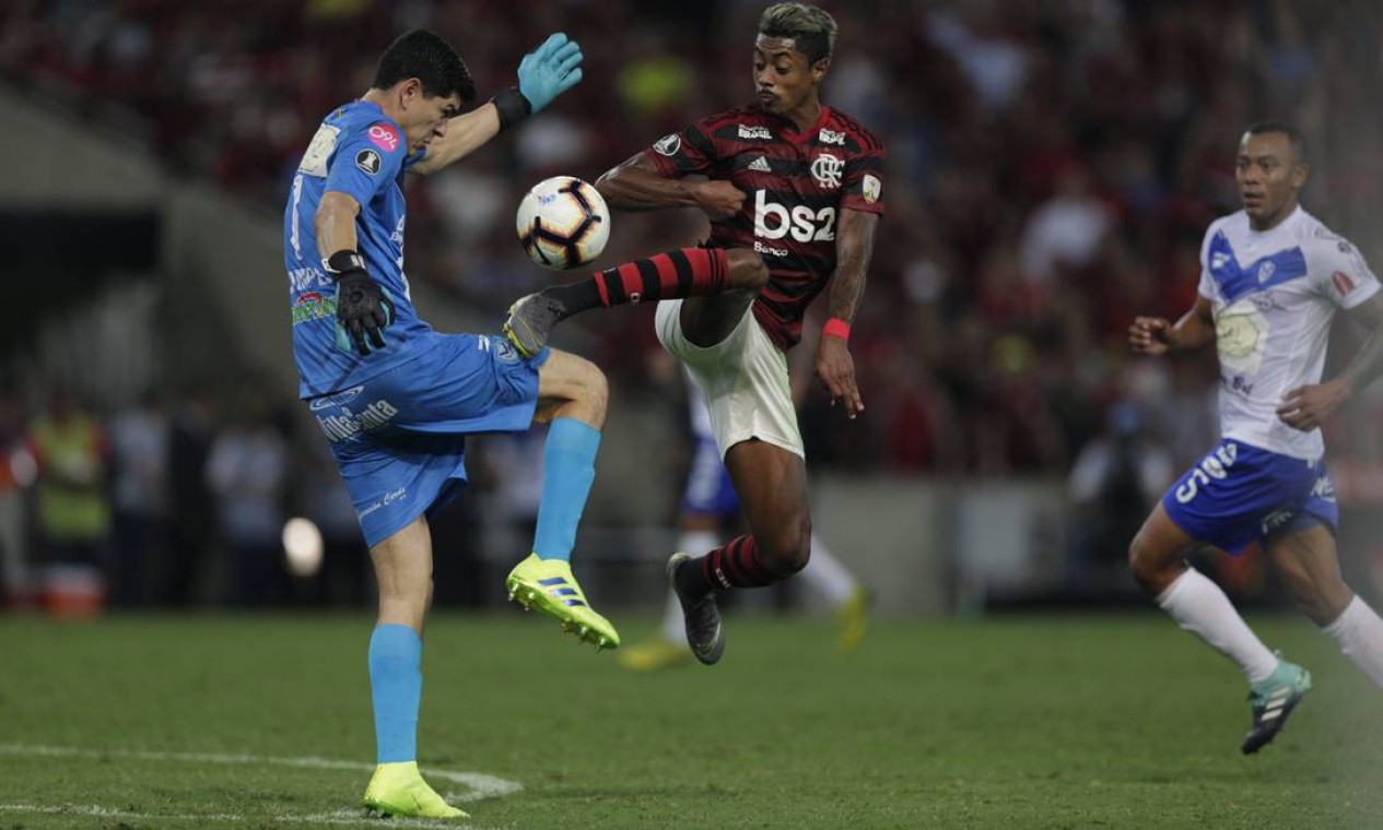 O atacante Bruno Henrique durante a partida entre Flamengo e San José, no Maracana Foto: Alexandre Cassiano / Agência O Globo - 11/04/2019