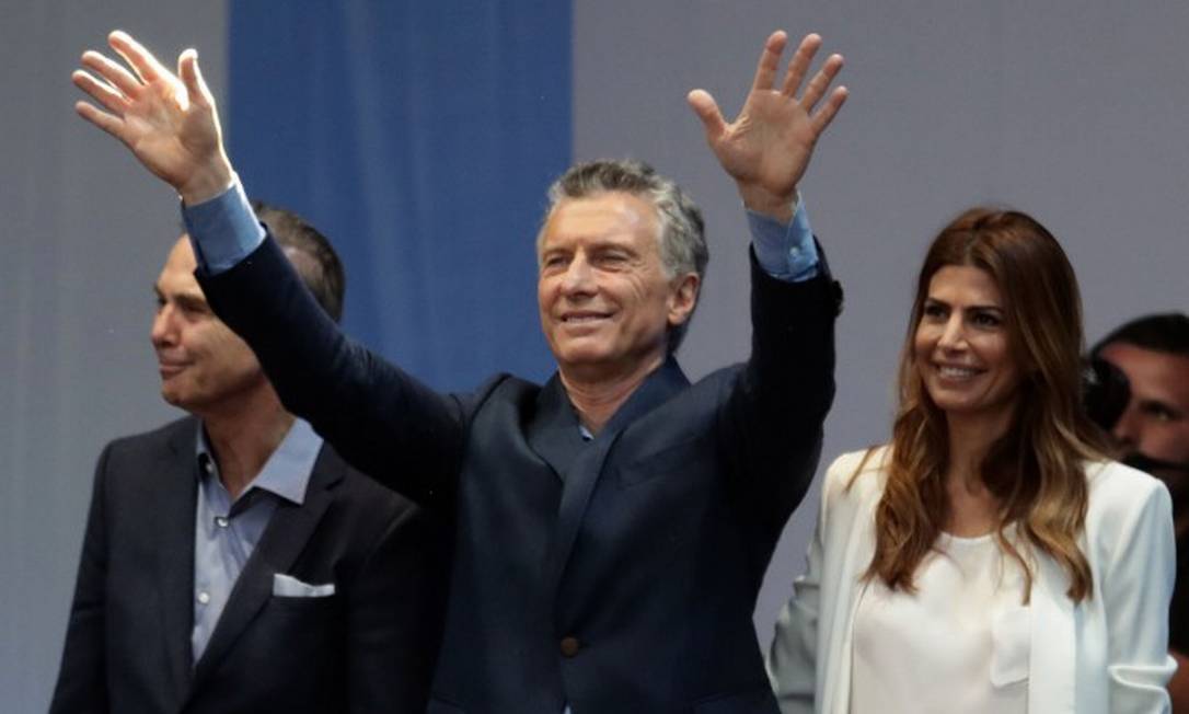 Argentinian President Mauricio Macri (C) waves next to his running mate Miguel Angel Pichetto (L) and First Lady Juliana Awada during a campaign rally near the Obelisk, in Buenos Aires, on October 19, 2019. - Macri will seek a second term on next October 27 presidential election. (Photo by ALEJANDRO PAGNI / AFP) Foto: ALEJANDRO PAGNI / AFP