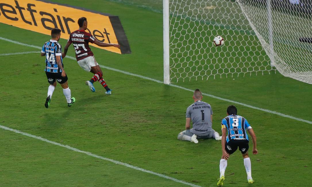 Bruno Henrique se antecipa à zaga do Grêmio para abrir o placar para o Flamengo Foto: Marcelo Regua