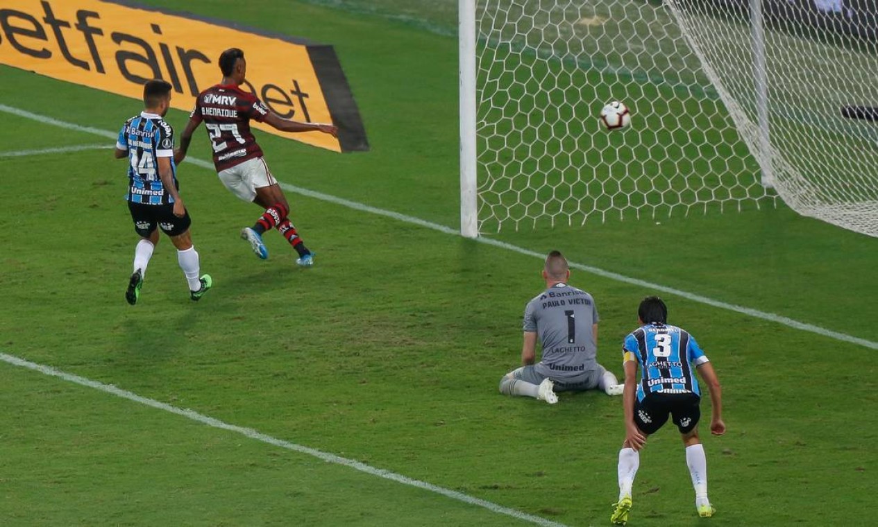 Bruno Henrique se antecipa à zaga do Grêmio para abrir o placar para o Flamengo Foto: Marcelo Regua / Marcelo Regua