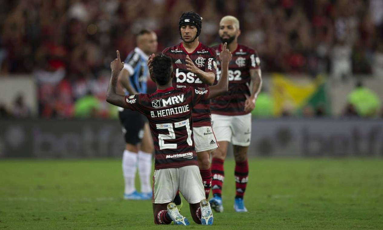 Bruno Henrique comemora o primeiro gol do Flamengo sobre o Grêmio na goleada de 5 a 0, em noite de Maracanã lotado. Vitória colocou rubro-negro na final do próximo sábado Foto: Alexandre Cassiano / Alexandre Cassiano