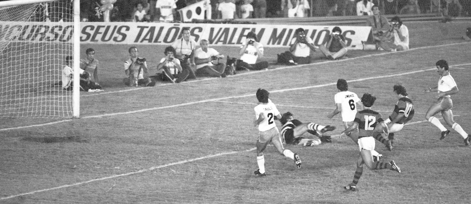 Na final da Libertadores de 1981, no Maracanã, Zico marcou o primeiro gol do Flamengo na vitória por 2 a 1 sobre o Cobreloa Foto: Anibal Philot