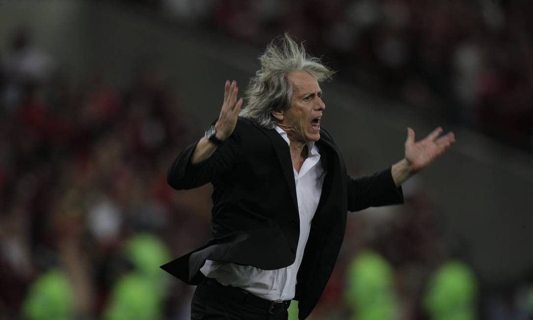 O t&eacute;cnico Jorge Jesus, do Flamengo, na goleada sobre o Gr&ecirc;mio Foto: Alexandre Cassiano / Alexandre Cassiano