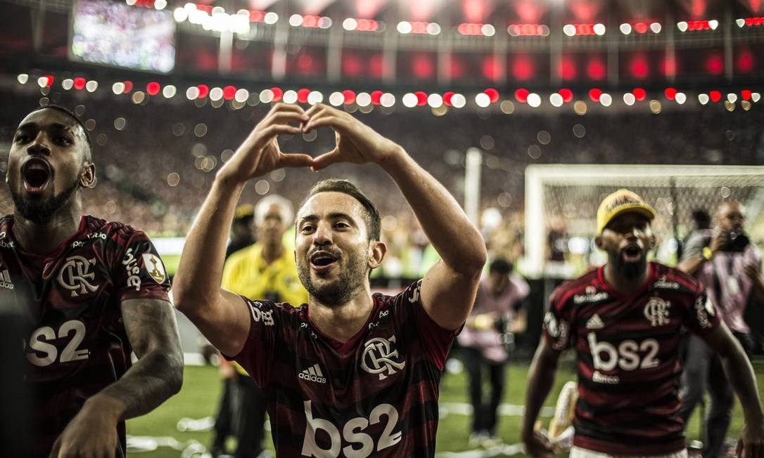 Gerson, Éverton Ribeiro e Rodinei comemoram a vaga na final Foto: Guito Moreto / Guito Moreto