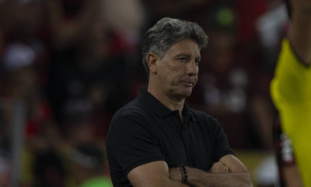 A desolação do técnico do Grêmio, Renato Gaúcho, na goleada para o Flamengo Foto: Alexandre Cassiano / Alexandre Cassiano