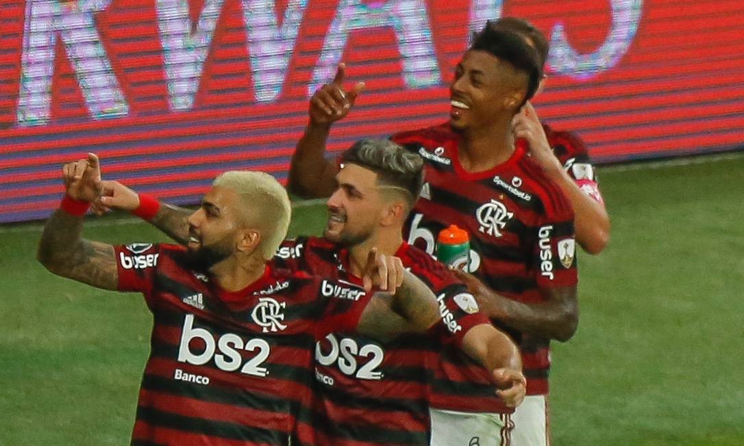Gabigol comemora com Arascaeta e Bruno Henrique um de seus dois gols sobre o Grêmio Foto: Marcelo Regua / Marcelo Regua