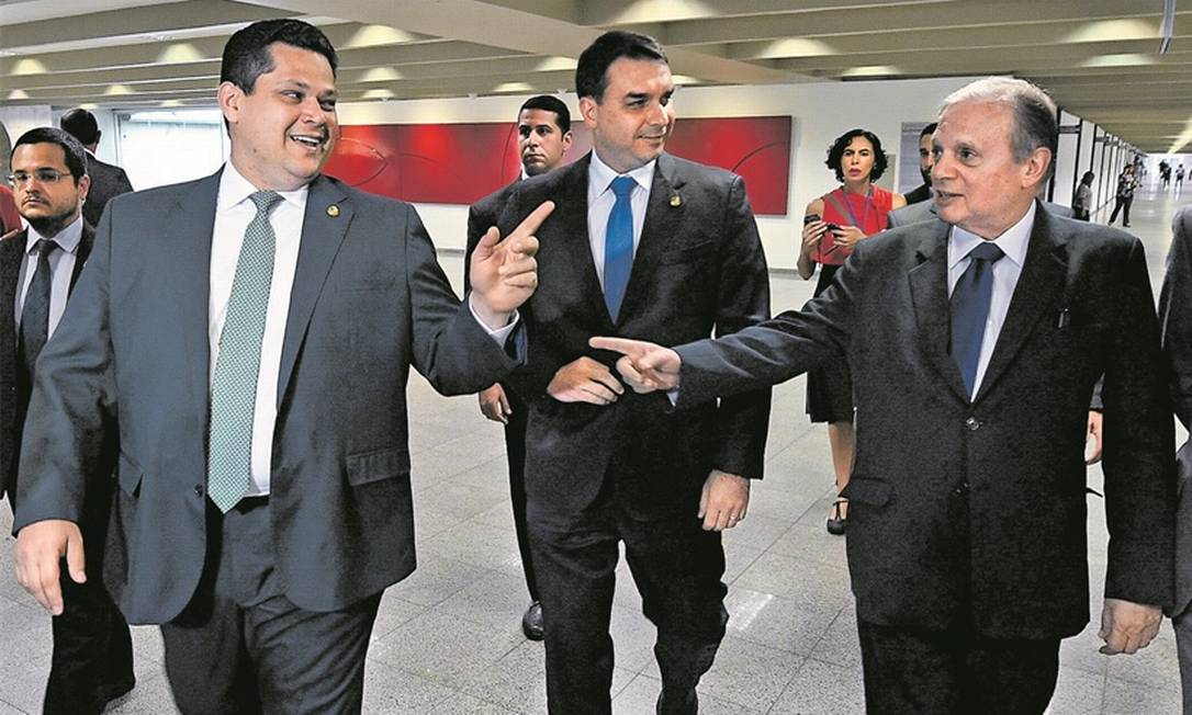 Os senadores Davi Alcolumbre (DEM-AP), Flávio Bolsonaro (PSL-RJ) e Tasso Jereissati (PSDB-CE) Foto: Divulgação/Edilson Rodrigues/Agência Senado
