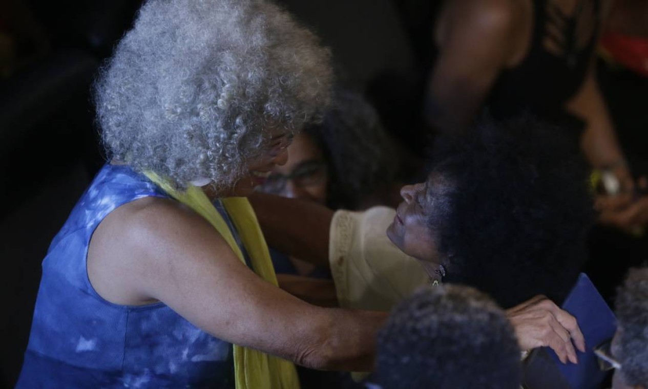 A feminista negra e anticapitalista Angela Davis recebeu o carinho da plateia lotada do Odeon Foto: Antonio Scorza