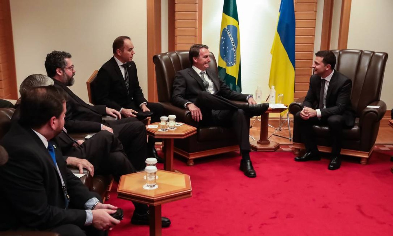No Japão, Bolsonaro se reuniu com o presidente da Ucrânia, Volodymyr Zelenski (direita), que demonstrou interesse
em comprar Super Tucano e KC-390  Foto: José Dias / PR