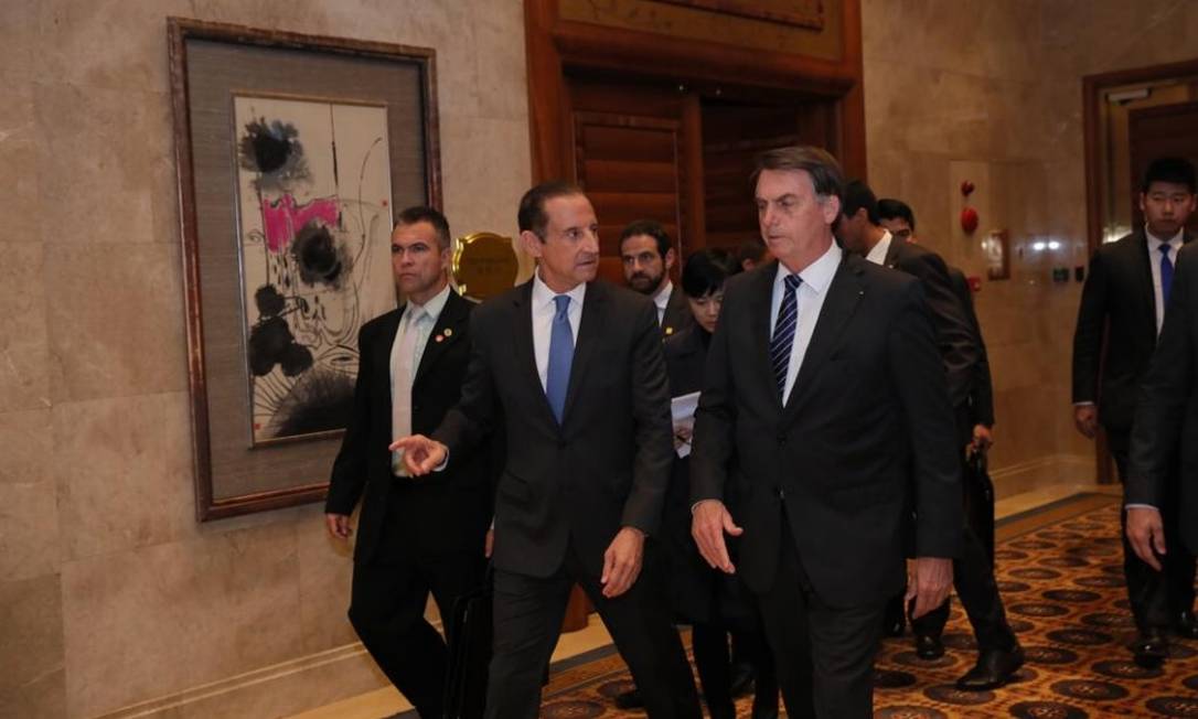 Após encontro com empresários chineses, o presidente Jair Bolsonaro caminha ao lado de Paulo Skaf, presidente da Fiesp Foto: Divulgação