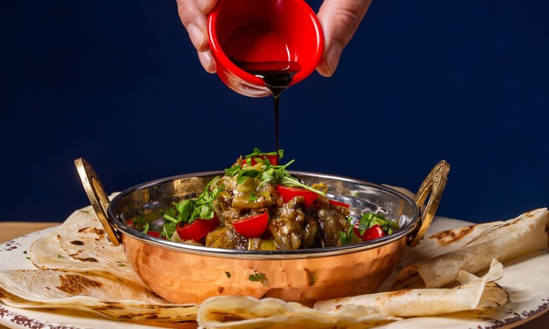 Marín Comes e Bebes. Jiló Luiz Gonzaga, antepasto do fruto com tomate, balsâmico e pãozinho da casa Foto: Divulgação