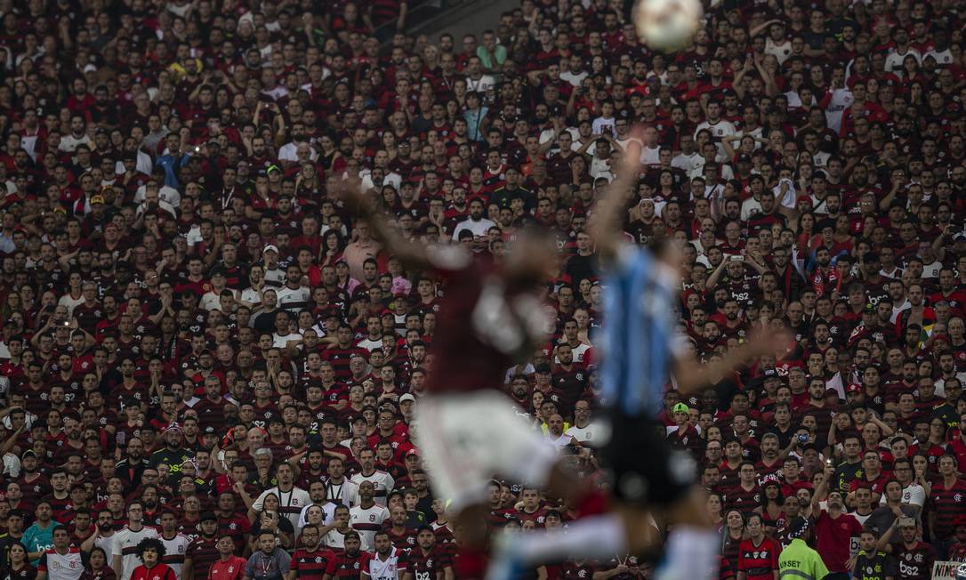 Gerson e Everton disputam a bola na semifinal entre Flamengo e Grêmio Foto: Alexandre Cassiano / Agência O Globo