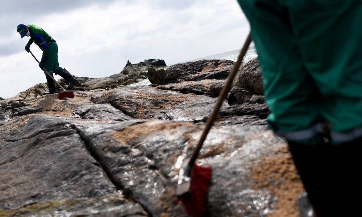 Funcionários municipais removem petróleo derramado na praia de Pedra do Sal, na Bahia Foto: Lucas Landau / Reuters - 23/10/2019