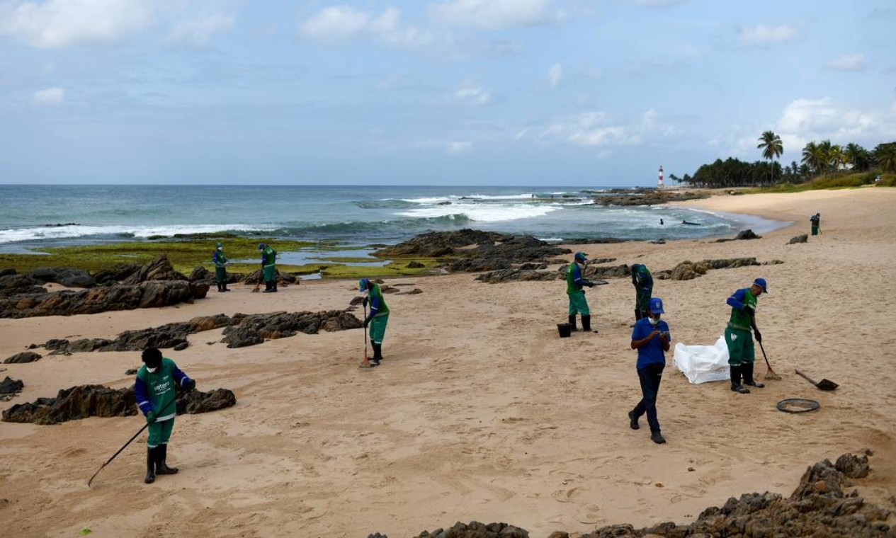 Funcionários municipais removem petróleo derramado na praia de Pedra do Sal, na Bahia Foto: Lucas Landau / Reuters - 23/10/2019
