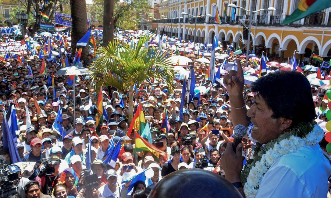 Em discurso a apoiadores, Evo Morales comemora a reeleição, confirmada pelas autoridades eleitorais, e diz que pedidos para um segundo turno fazem parte de "tentativa de golpe" Foto: STR / AFP