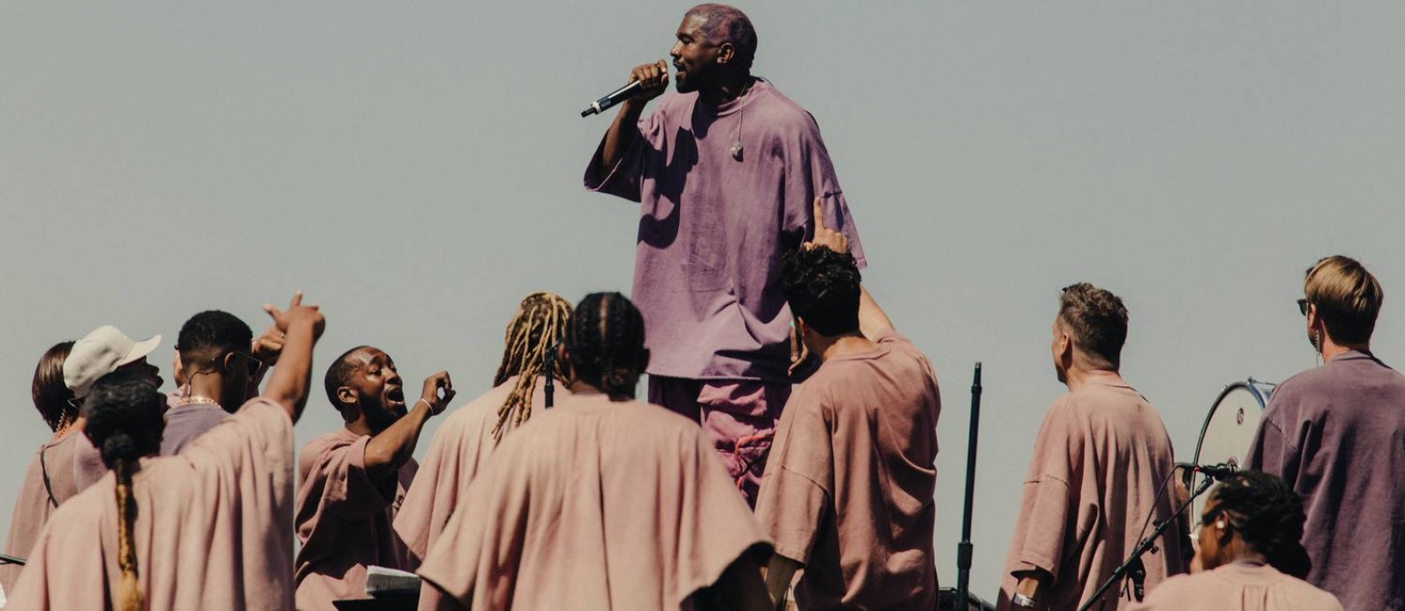 Kanye West lidera seu culto musical 'Sunday Service' no festival Coachella, em abril Foto: ROZETTE RAGO / NYT