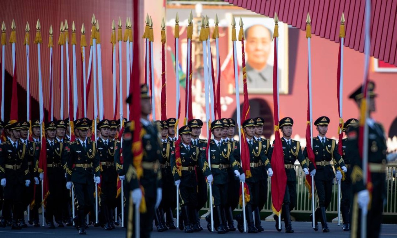 Guarda de honra chinesa se preparam para a chegada do presidente Jair Bolsonaro Foto: NOEL CELIS / AFP