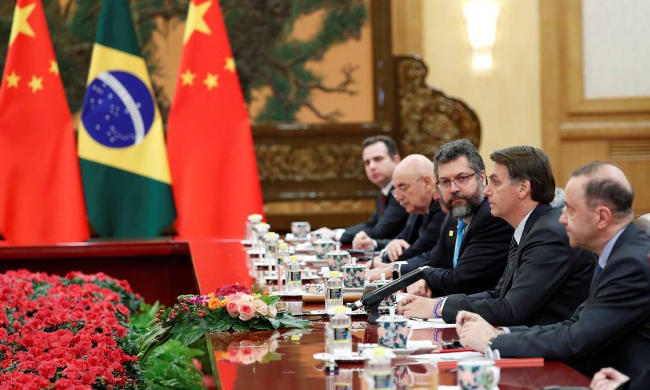 Jair Bolsonaro (2º a direta), na reunião com o presidente da China, Xi Jinping, no Grande Salão do Povo em Pequim. A seu lado, de barba, o ministro de Relações Exteriores, Ernesto Araújo Foto: POOL / REUTERS