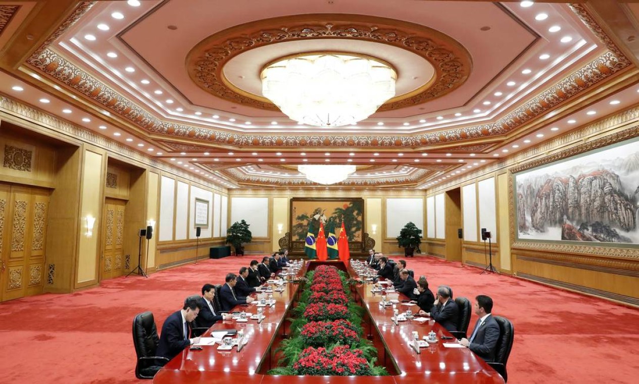O presidente do Brasil, Jair Bolsonaro e o presidente da China Xi Jinping na cerimônia de assinatura de atos comerciais no Grande Salão do Povo, em Pequim Foto: POOL / REUTERS