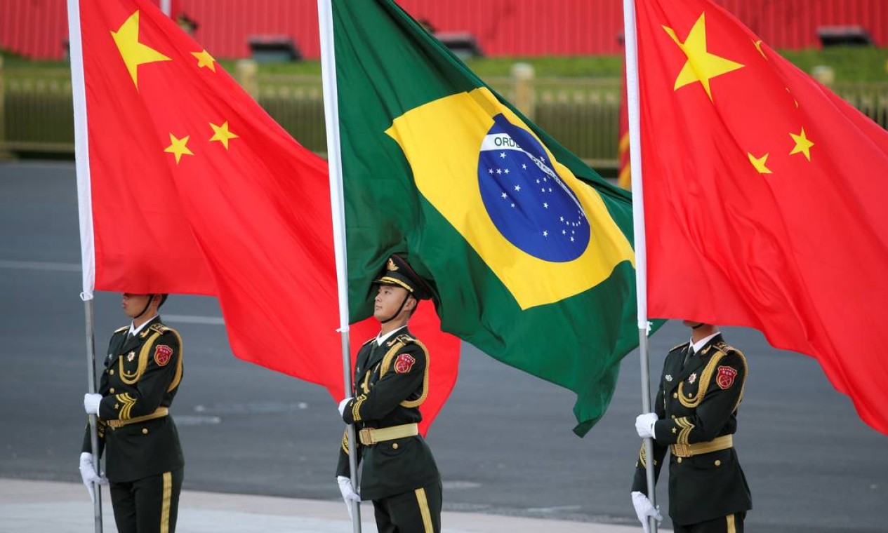 Integrantes da guarda de honra com as bandeiras chinesas e brasileiras durante a cerimônia de boas-vindas ao presidente do Brasil em Pequim, China Foto: JASON LEE / REUTERS