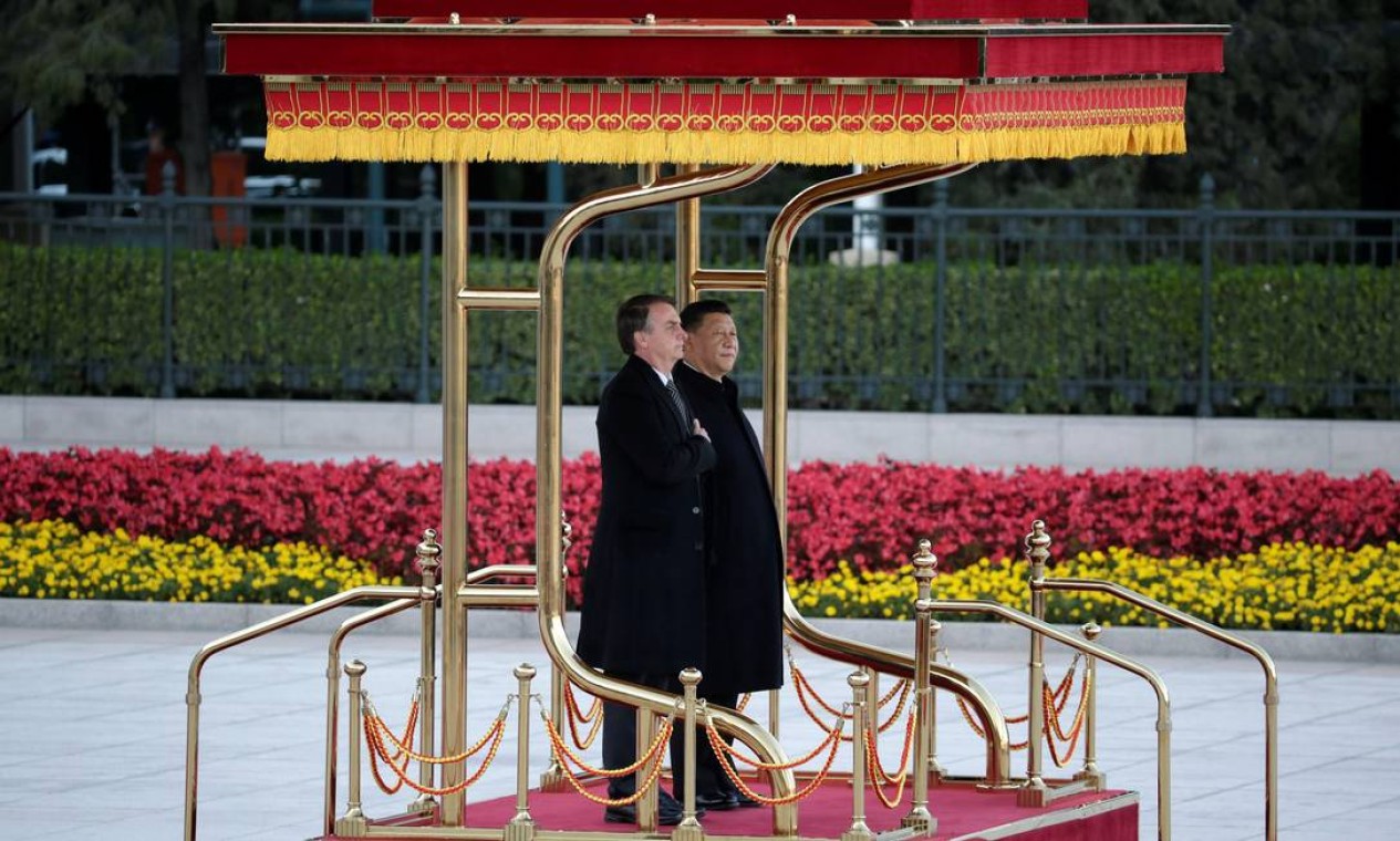 O presidente chinês Xi Jinping (direita) e o presidente Jair Bolsonaro na cerimônia de boas-vindas do lado de fora do Grande Salão do Povo em Pequim, China Foto: JASON LEE / REUTERS