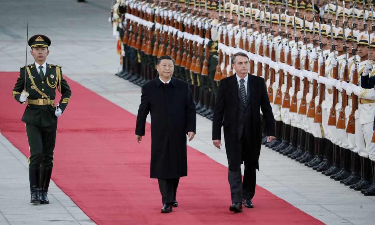 O presidente do Brasil, Jair Bolsonaro, e o da China, Xi Jinping, inspecionam a guarda de honra na cerimônia de boas-vindas do lado de fora do Grande Salão do Povo, em Pequim Foto: JASON LEE / REUTERS