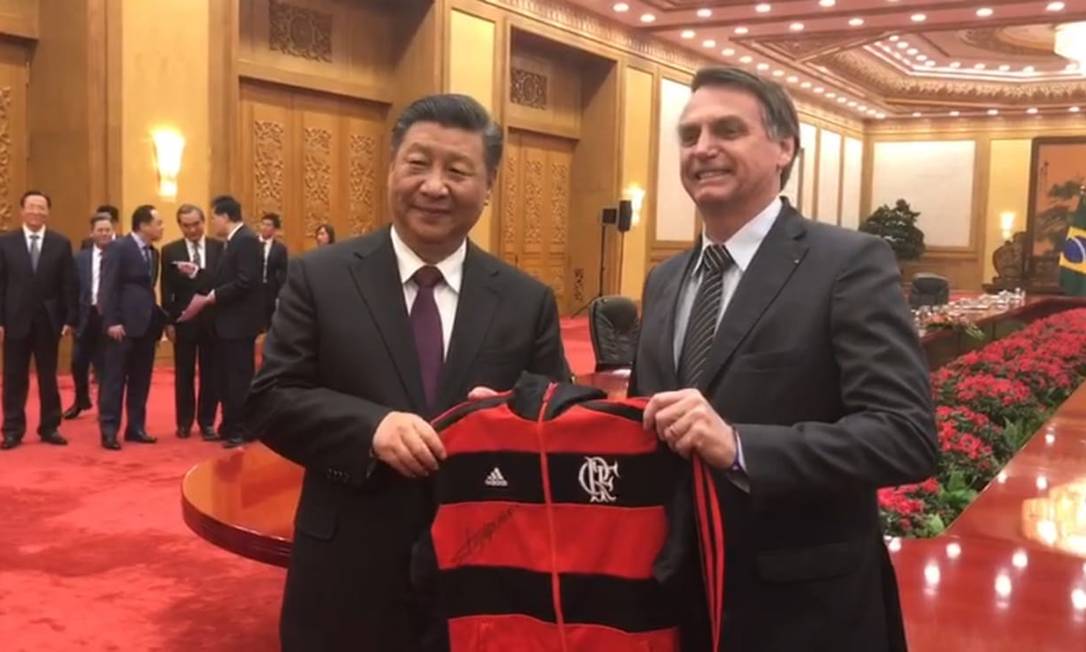Bolsonaro entrega casaco do Flamengo a Xi Jinping Foto: Divulgação
