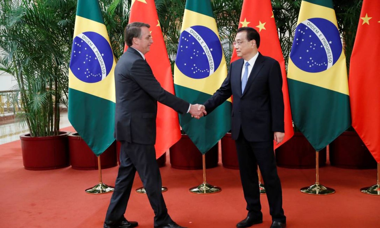 O presidente Jair Bolsonaro cumprimenta o primeiro-ministro da China, Li Keqiang, antes da reunião no Grande Salão do Povo, em Pequim, China Foto: POOL / REUTERS