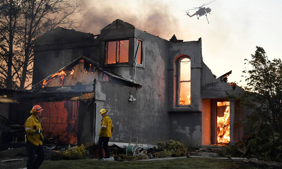 Casa destruída na periferia de Los Angeles Foto: Gene Blevins / Reuters