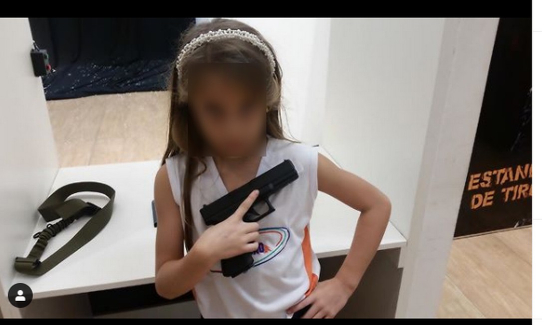 Deputado publicou foto de filha menor de idade segurando arma em estande de tiro Foto: Reprodução