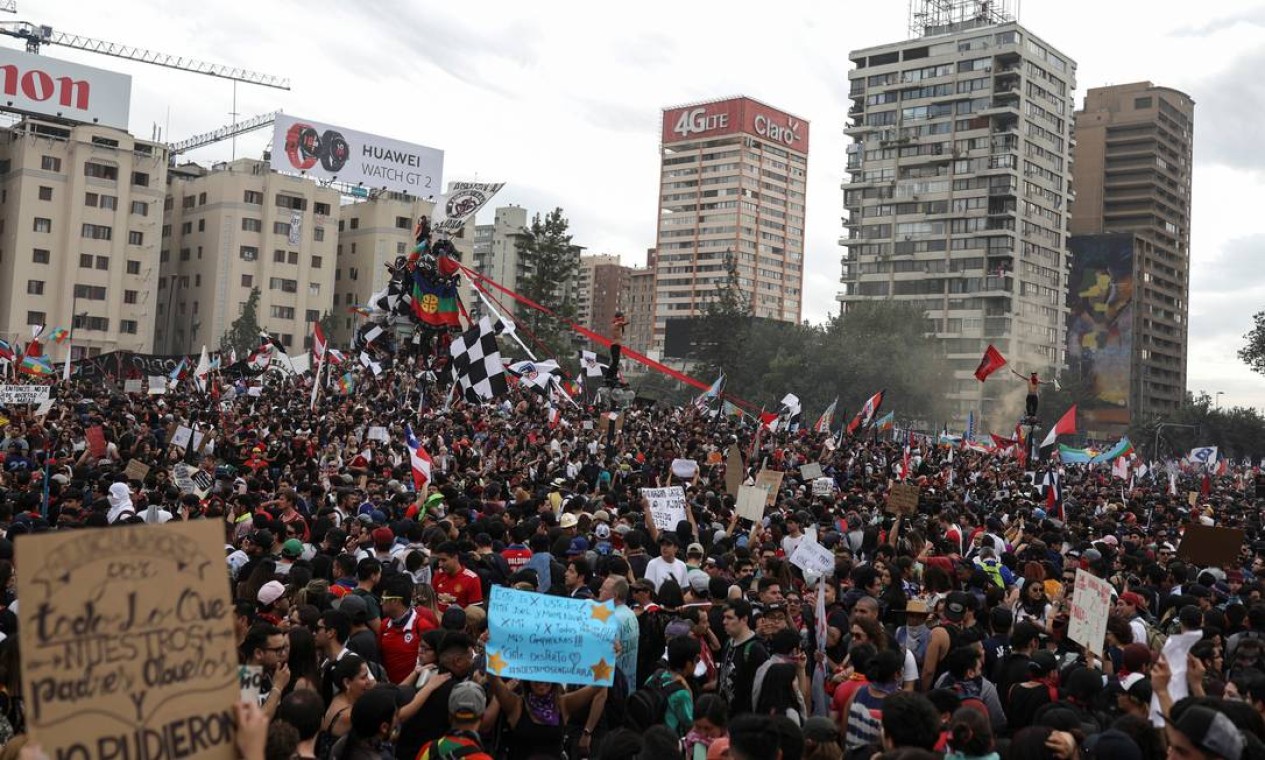 A passeata foi apelidada de "a maior marcha do Chile". Os protestos começaram na semana passada depois que o governo aumentou as passagens do metrô de Santiago, agregando depois outros pedidos Foto: PABLO SANHUEZA / REUTERS