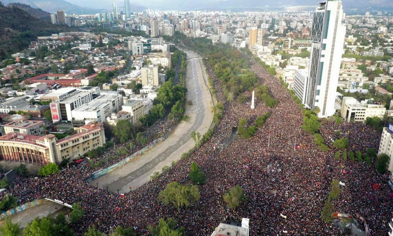 O protesto em Santiago reuniu mais de um milhão de pessoas pedindo reformas sociais Foto: PEDRO UGARTE / AFP