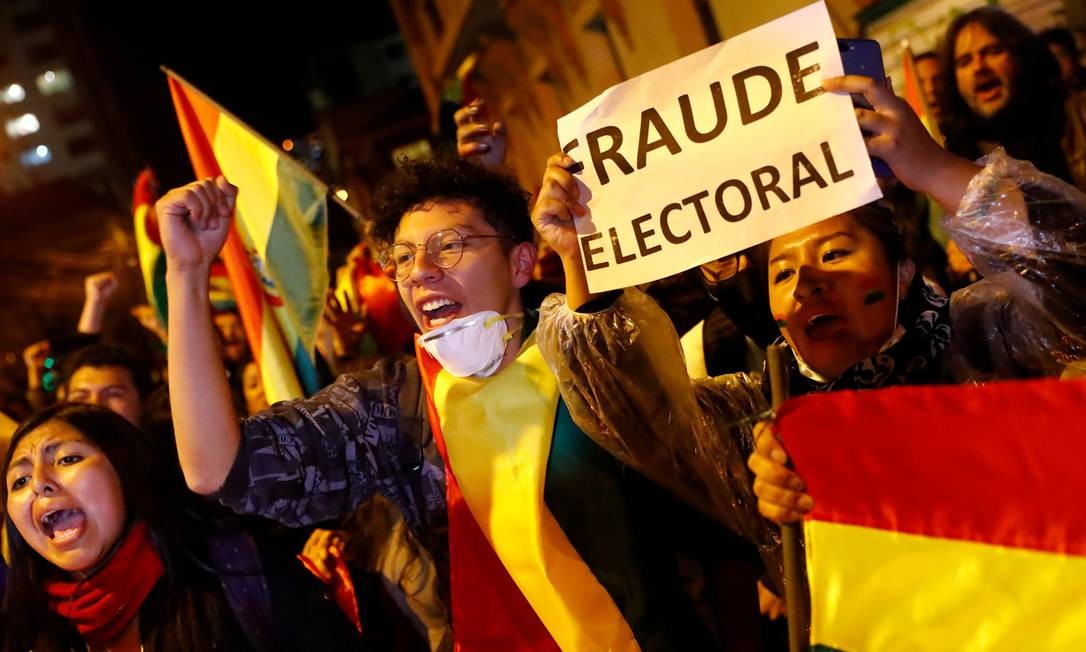 Manifestantes protestam em La Paz, alegando fraude eleitoral Foto: KAI PFAFFENBACH / REUTERS