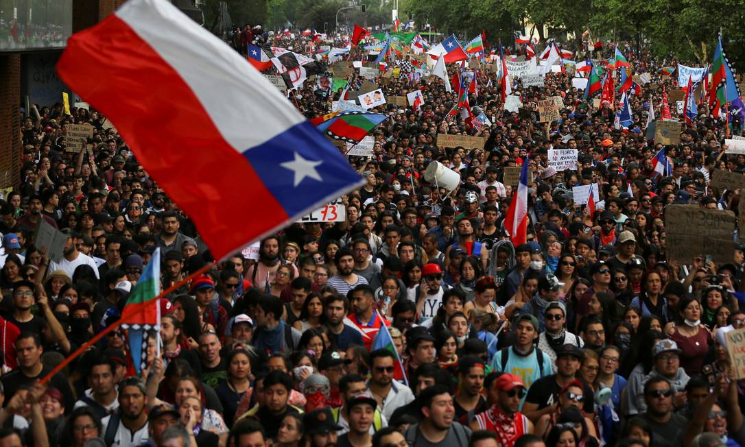 Demonstrators march with flags and signs during a protest against Chile's state economic model in Santiago, Chile October 25, 2019. REUTERS/Ivan Alvarado Foto: IVAN ALVARADO / REUTERS