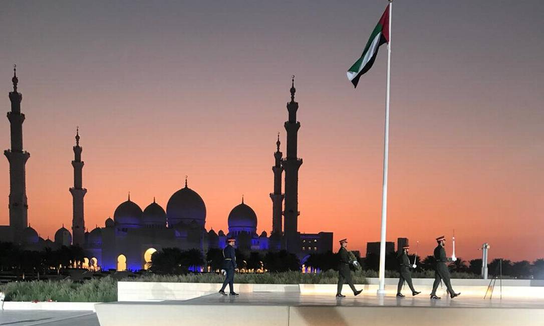 Treinamento militar anterior à chegada do presidente Jair Bolsonaro na Grande Mesquita Xeque Zayed, em Abu Dhabi Foto: Maiá Menezes / Maiá Menezes