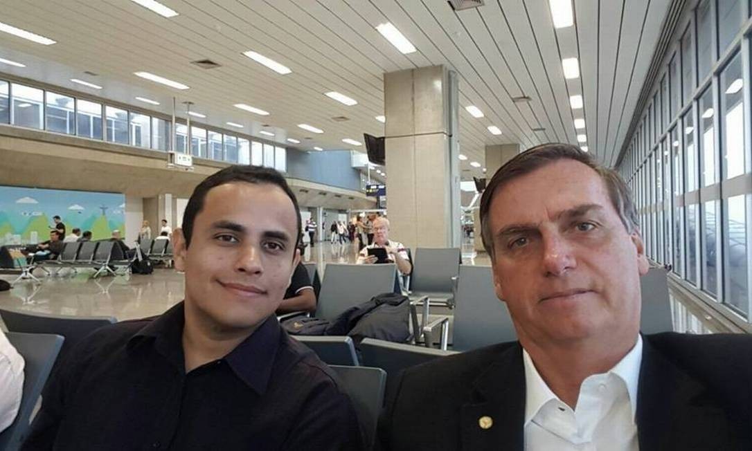 O assessor Tercio Arnaud Tomaz ao lado do presidente Jair Bolsonaro Foto: Reprodu��o / Facebook