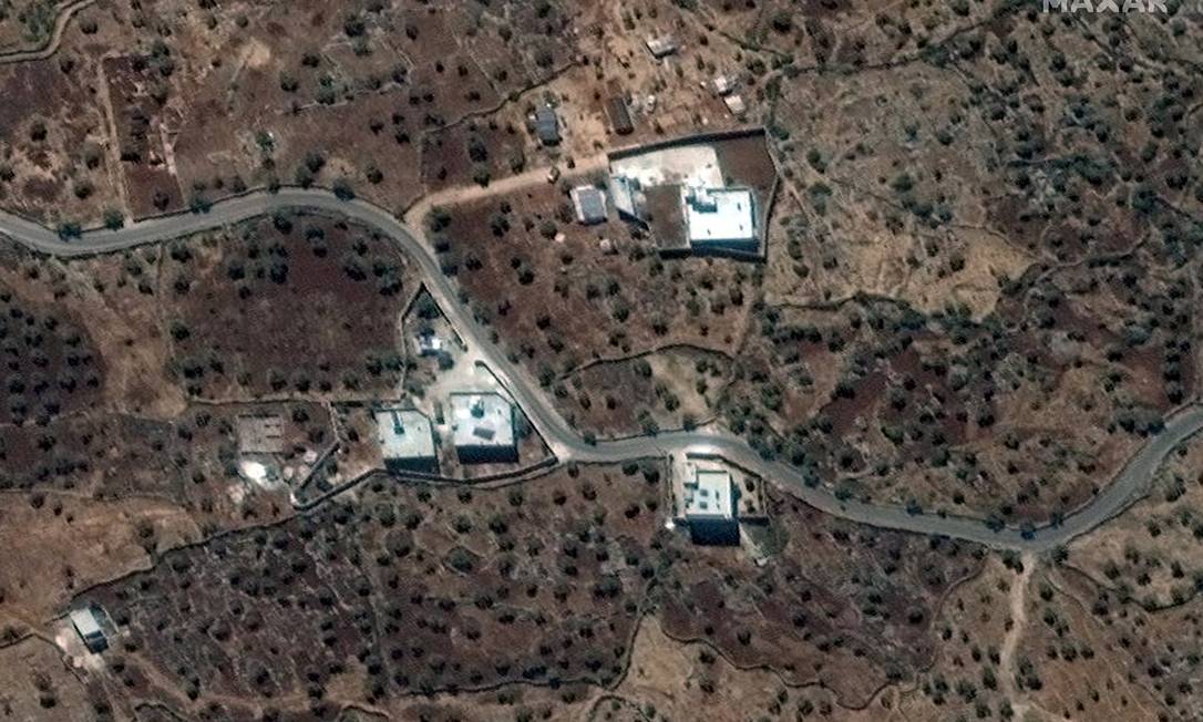 Imagem de satélite mostra o local onde seria a residência que abrigava o líder do Estado Islâmico, Abu Bakr al-Baghdadi, morto neste sábado Foto: Maxar Technologies / via REUTERS