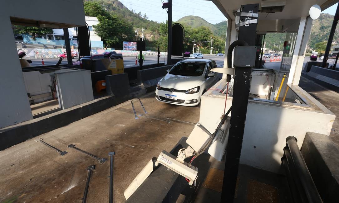 Segundo o plantão judiciário, será cobrada uma multa de R$ 100 mil por dia em que a Lamsa ficar impedida de atuar, caso a destruição do pedágio já tenha sido integralmente consumada Foto: Fabiano Rocha / Agência O Globo