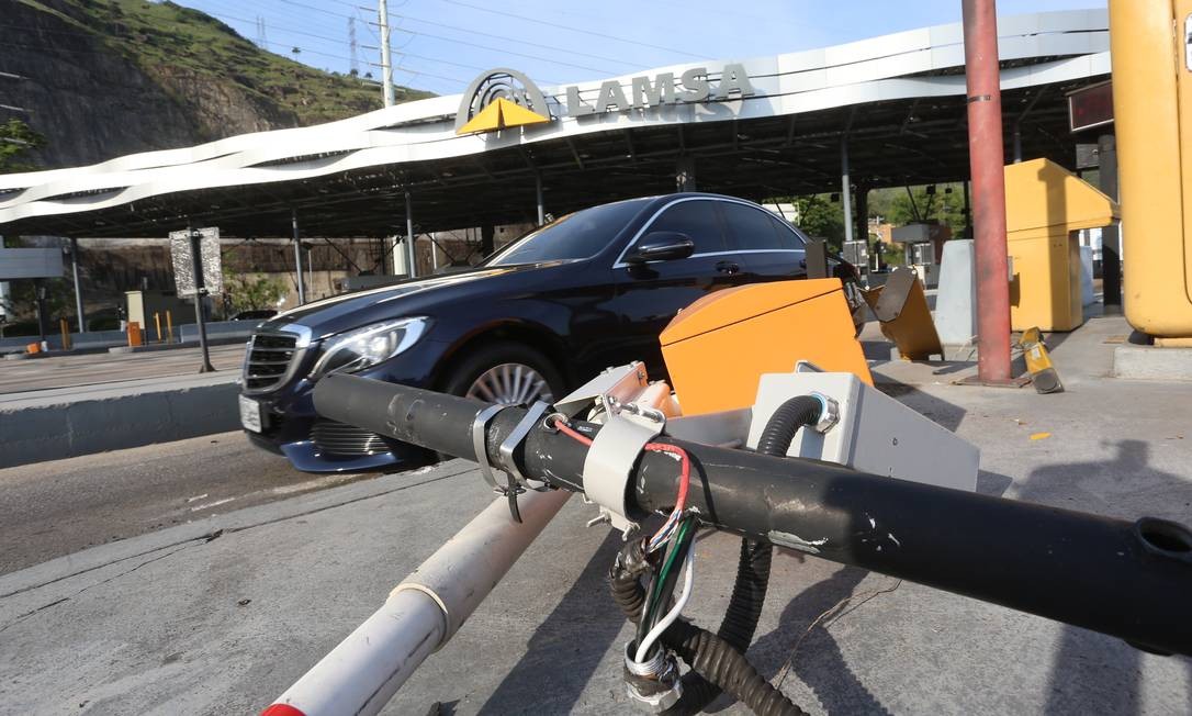 Crivella anunciara que na terça-feira oficializaria o fim da concessão no Diário Oficial. No entanto, antecipou a medida publicando uma edição extra do D.O. datada da última sexta-feira Foto: Fabiano Rocha / Agência O Globo