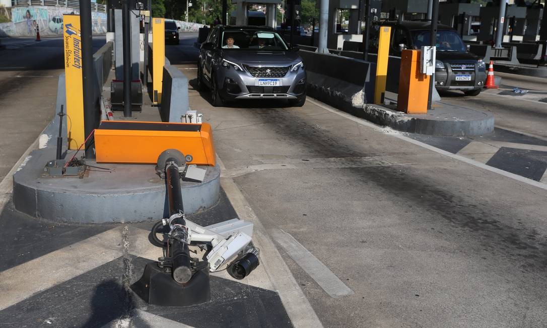 A operação pegou os servidores de surpresa: por volta das 21h, representantes de diversos órgãos foram convocados pelo secretário municipal de Transportes, Paulo Cezar Amêndola, para uma operação na Linha Amarela Foto: Fabiano Rocha / Agência O Globo