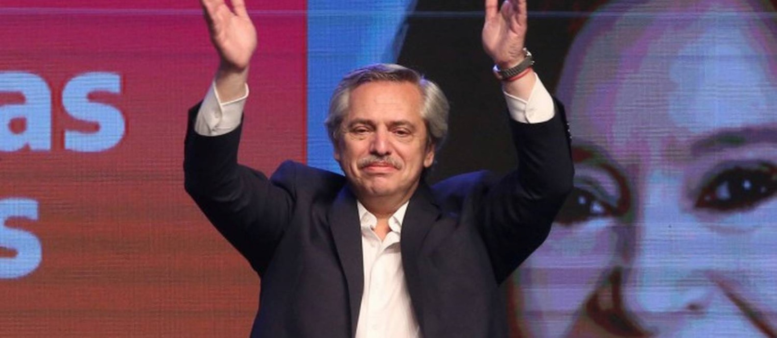 Alberto Fernández celebrando sua vitória logo após anúncio de resultado oficial Foto: AGUSTIN MARCARIAN / REUTERS